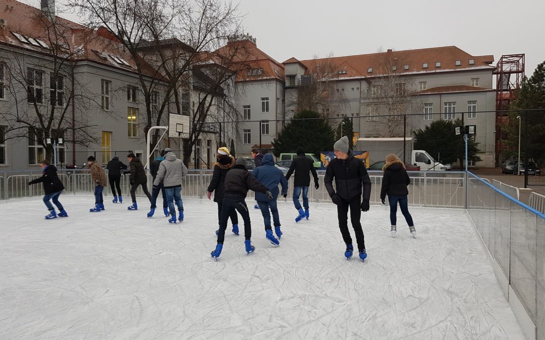 Ismét megnyílt a jégpálya