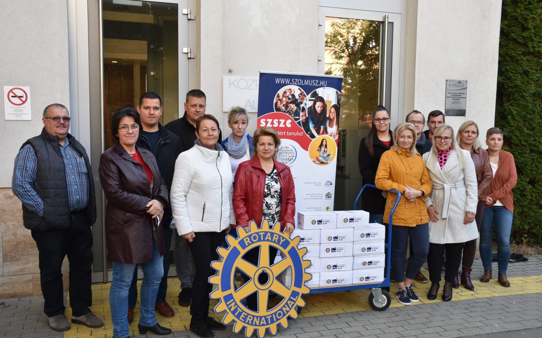 Adomány a Szolnok-Tisza Rotary Clubtól